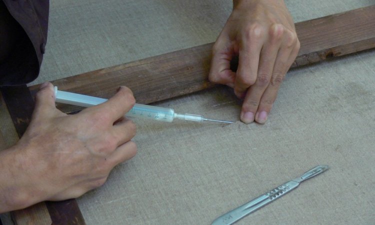 Conservation curative, traitement direct sur l'oeuvre